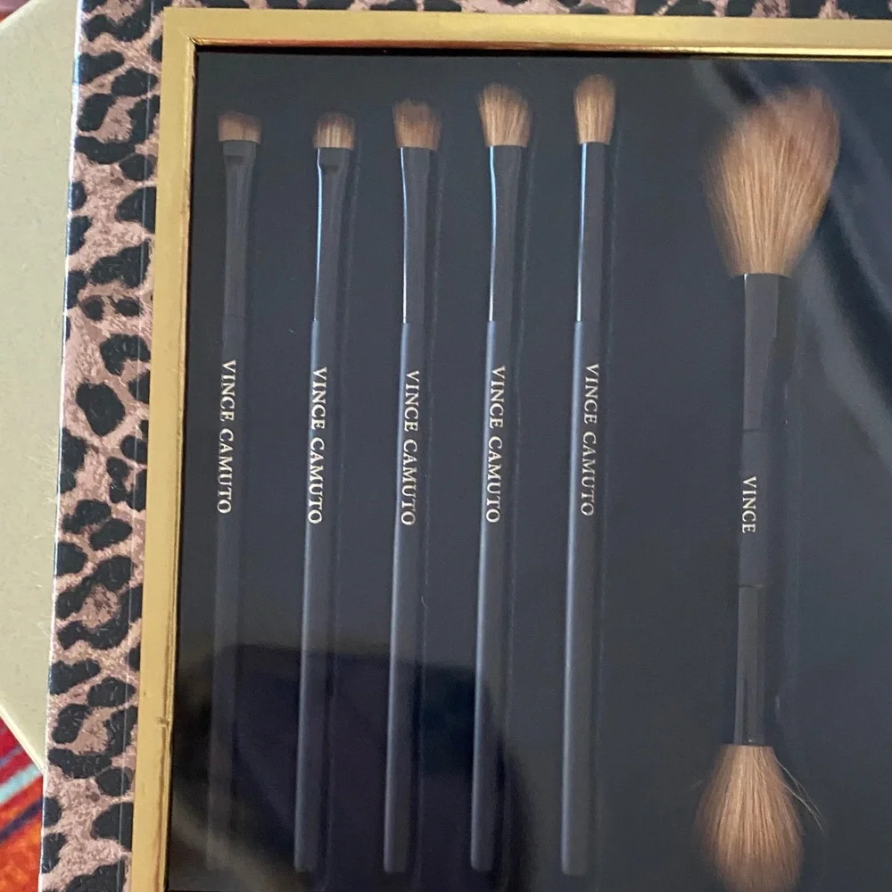 Vince Camuto Brush set new in box